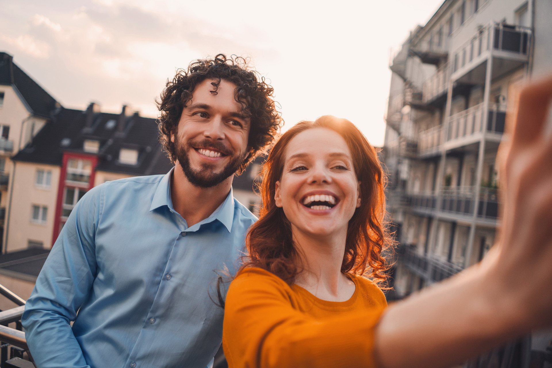 Mann und Frau nehmen ein Selfie von sich selbst draußen auf