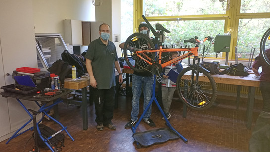 Foto: Die angehenden Zweiradmechatroniker des BBRZ verwandelten das Klassenzimmer in eine Werkstatt